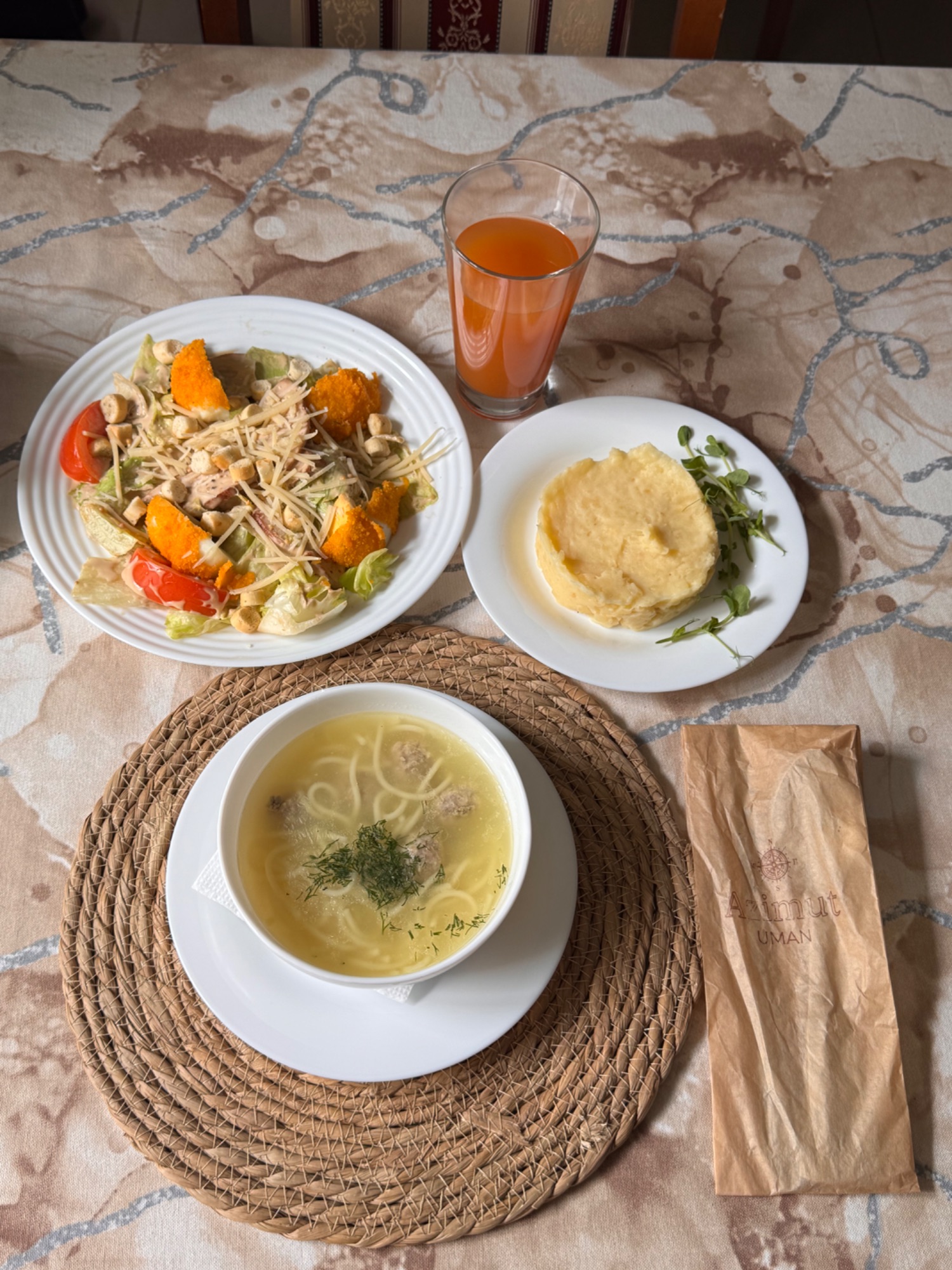 Бульйон з фрикадельками, пюре,салат *цезар з куркою*, сік800г