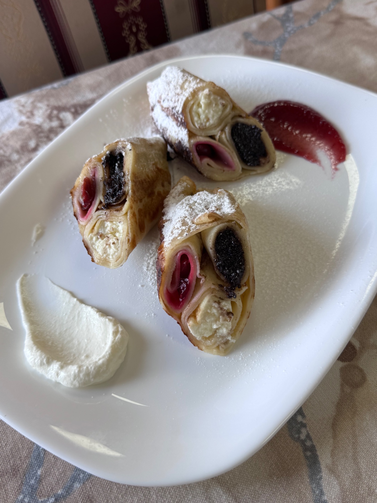 Млинці з маком,сиром та вишнею 200гр